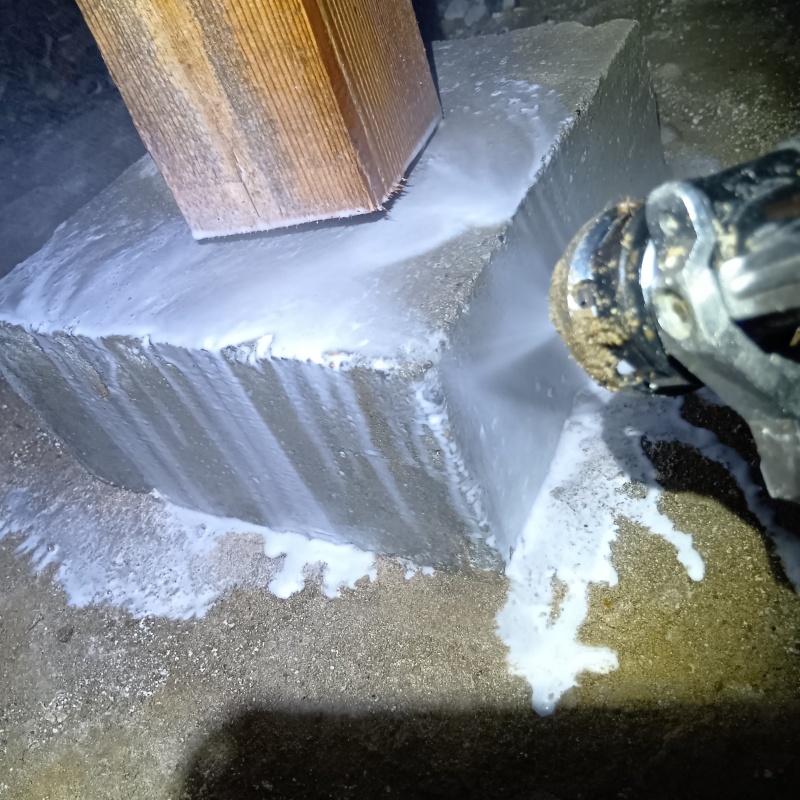 束石まわりにシロアリ駆除剤を散布