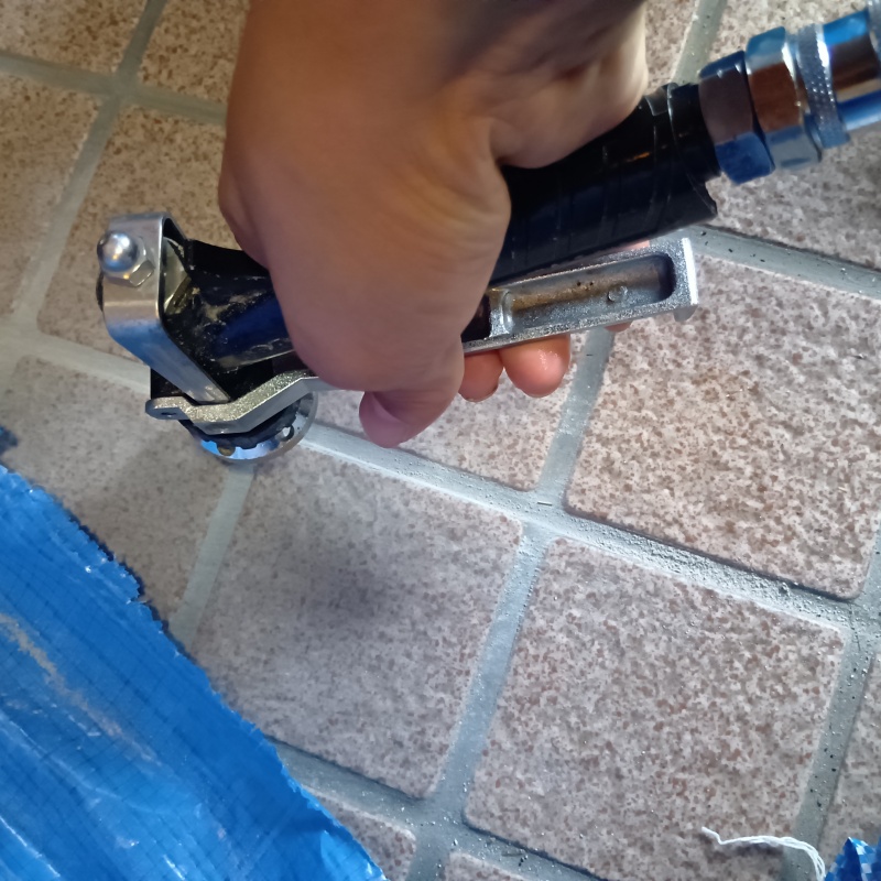 玄関床の目地からシロアリ駆除剤を注入