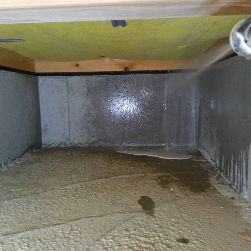 基礎に防蟻剤を散布