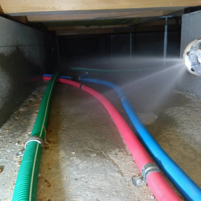 地面に防蟻剤を散布