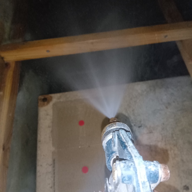 木材にシロアリ駆除剤を散布