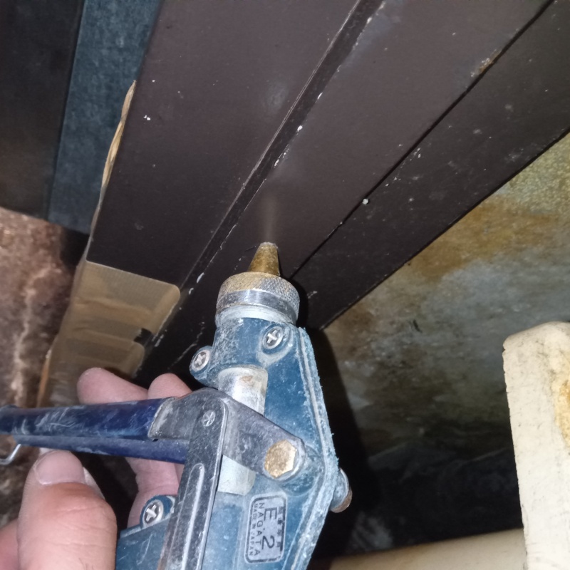 壁材に穴を開けてシロアリ駆除剤を注入