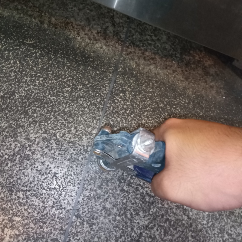 コンクリートに穴を開けてシロアリ駆除剤を注入