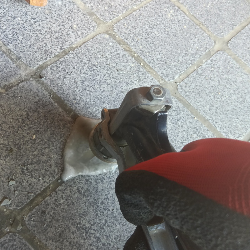 玄関床に穴を開けてシロアリ駆除剤を注入