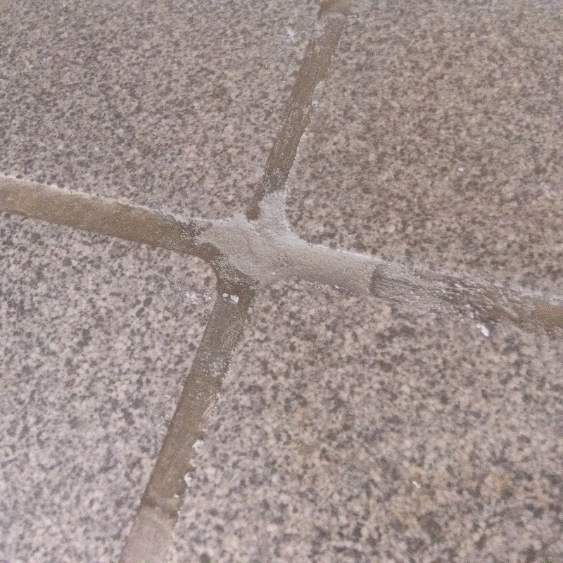 開けた穴をパテで補修