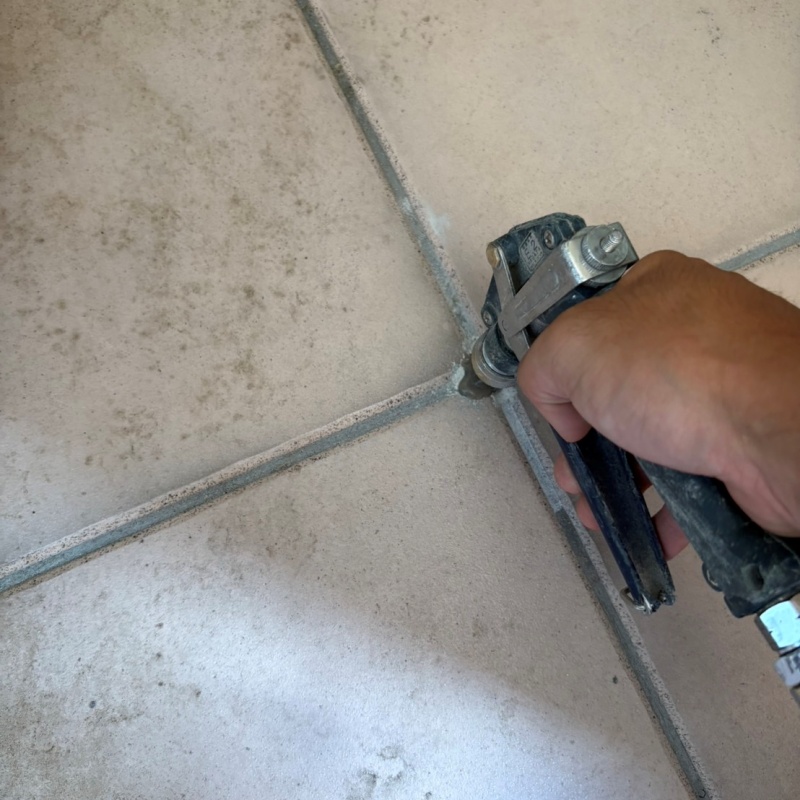 玄関床に穴を開けてシロアリ駆除剤を注入