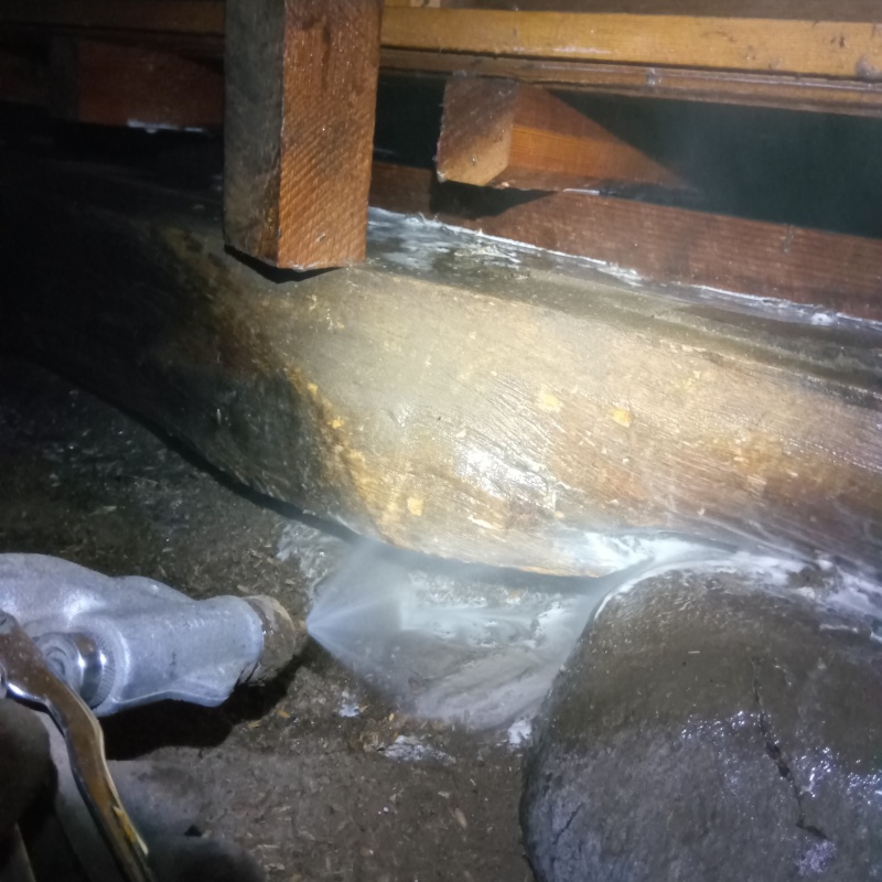 地面にシロアリ駆除剤を散布