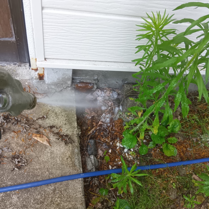 建物外周の土壌にシロアリ駆除剤を散布