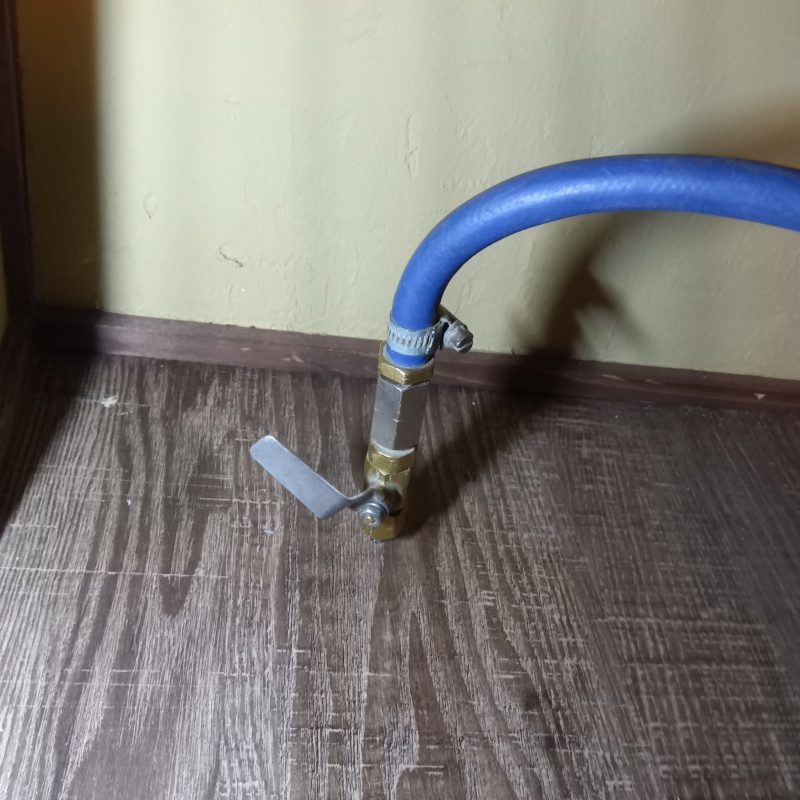 フローリングに穴を開けてシロアリ駆除剤を注入