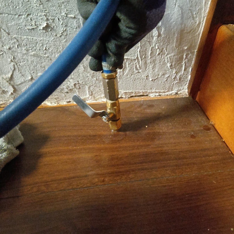 フローリング内部にシロアリ駆除剤を注入