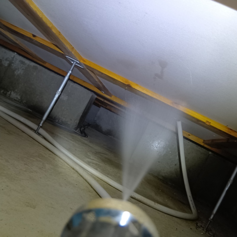 床下木材に防蟻剤を散布