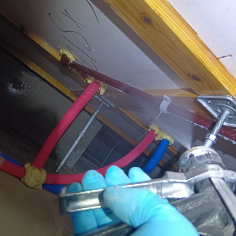 床下断熱材に防蟻剤を散布