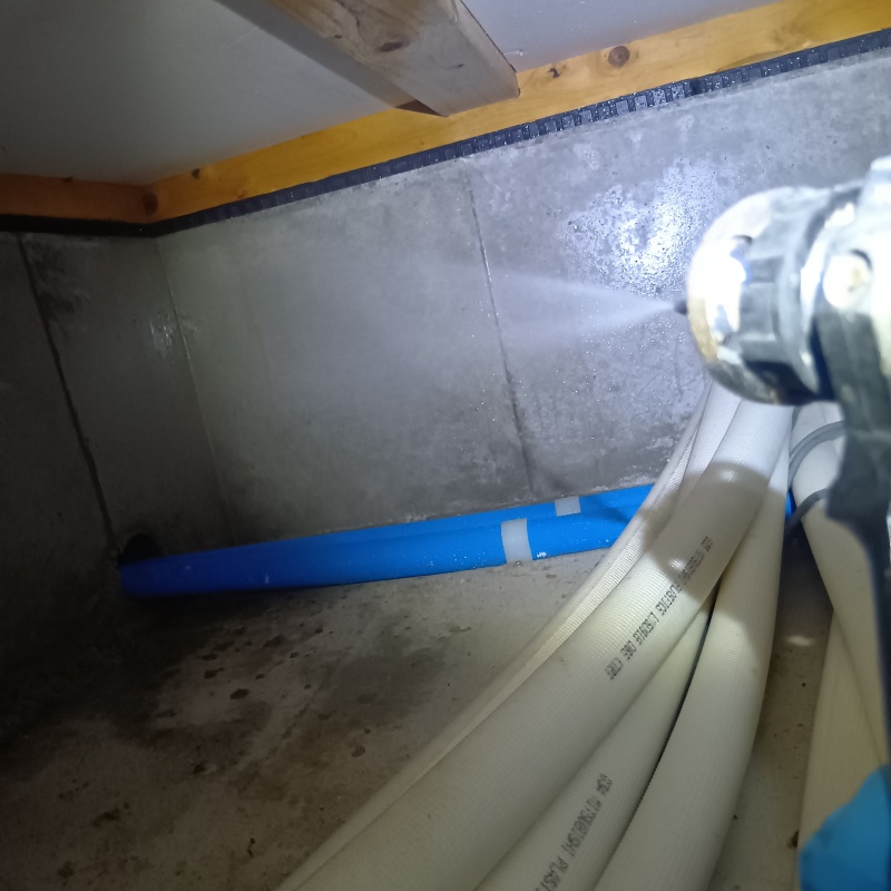 基礎に防蟻剤を散布