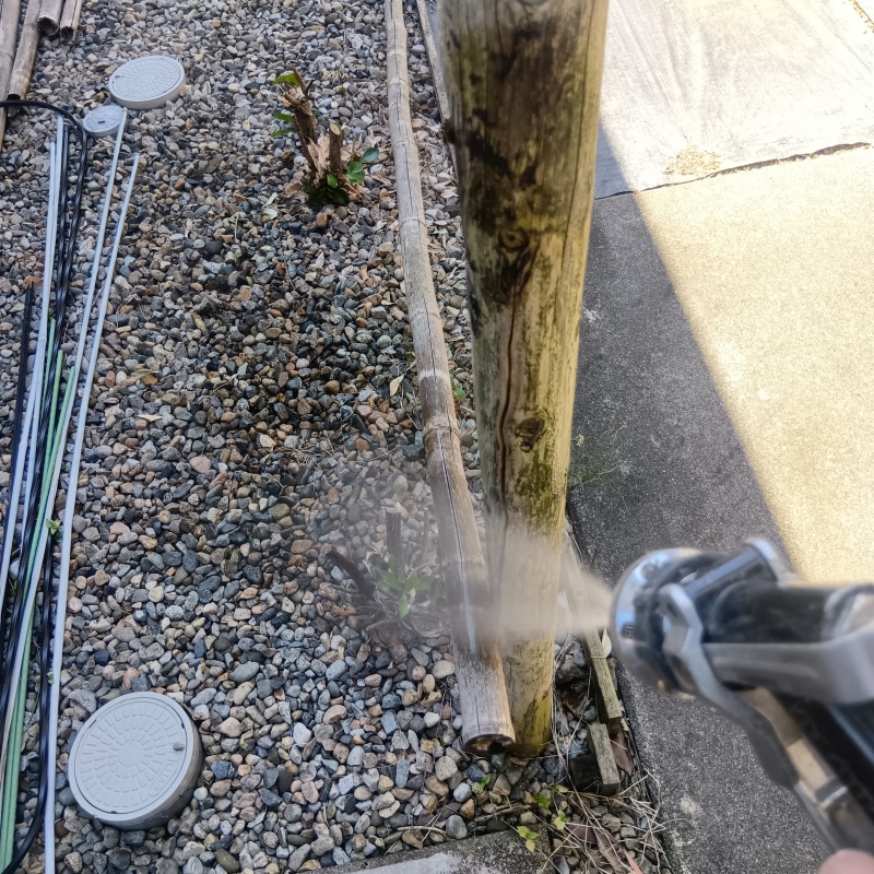 建物外周の土壌に防蟻剤を散布