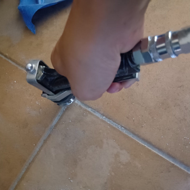 玄関床に穴を開けて防蟻剤を注入