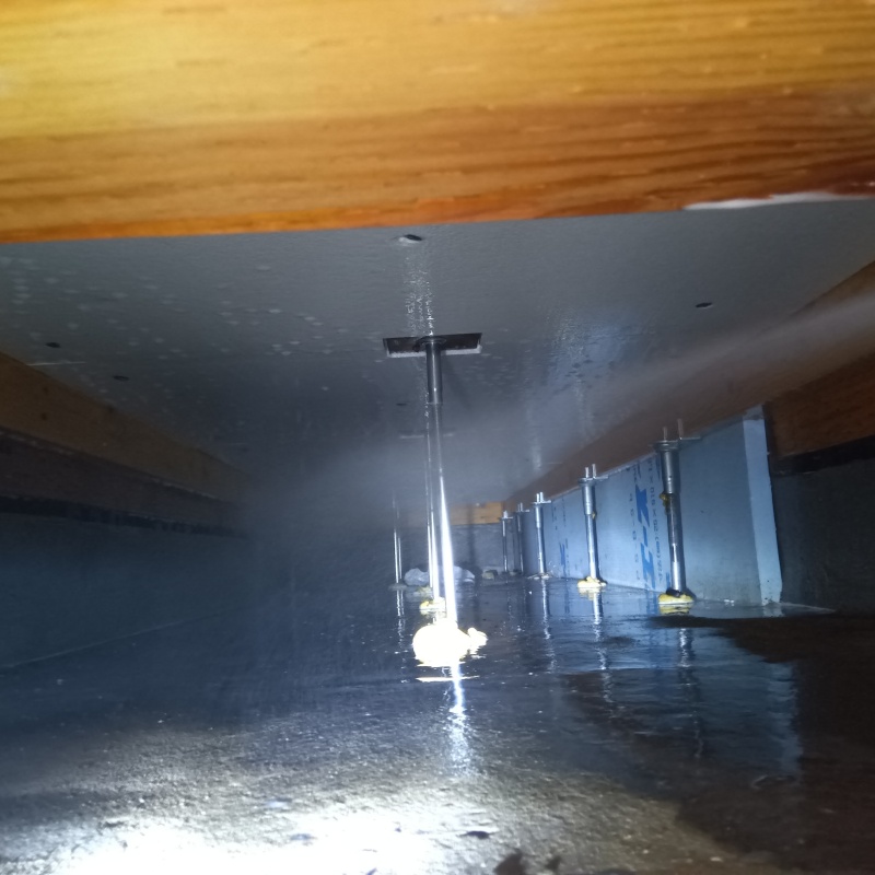 床下木材にシロアリ駆除剤を散布