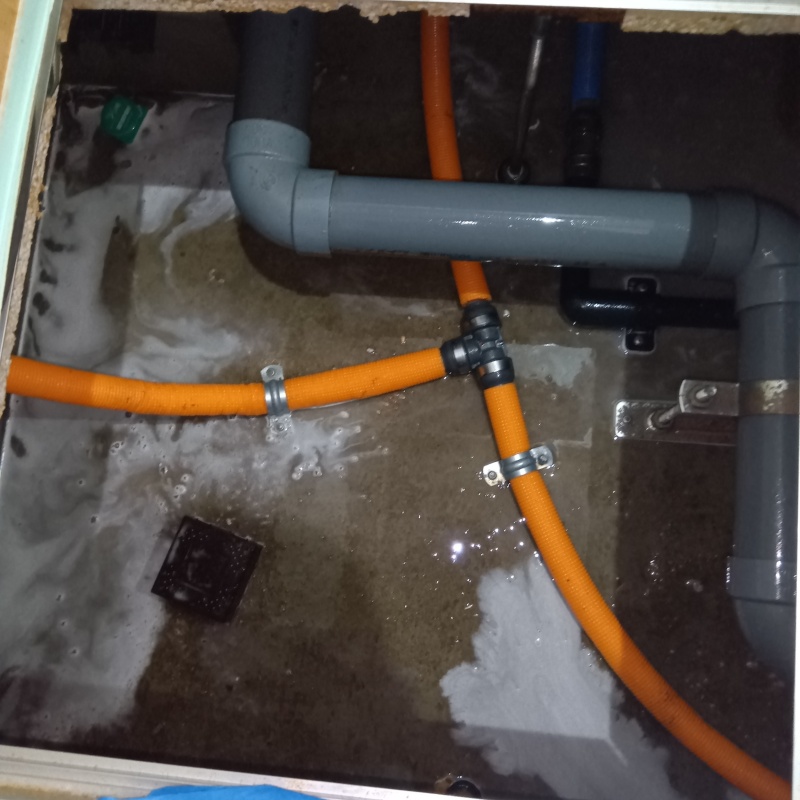 地面にシロアリ駆除剤を散布