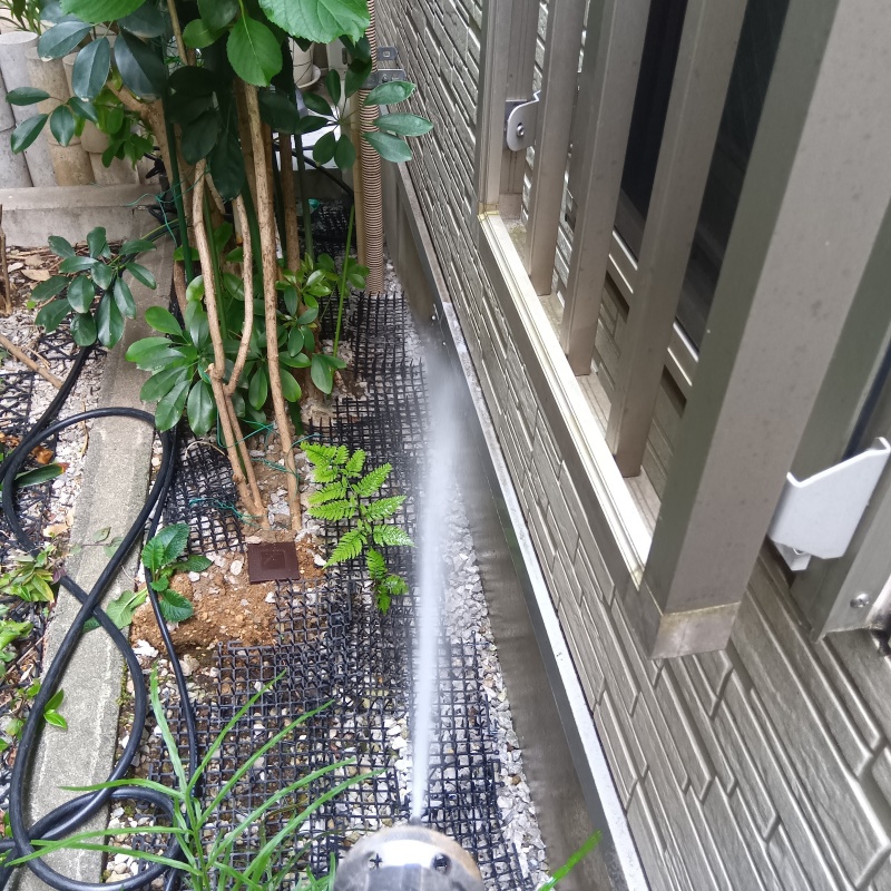 建物外周の土壌にシロアリ駆除剤を散布