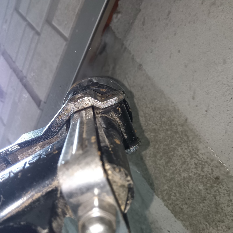 外壁に穴を開けてシロアリ駆除剤を注入