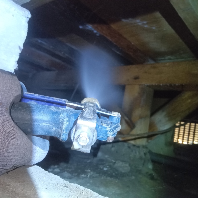 床下木材にシロアリ駆除剤を散布