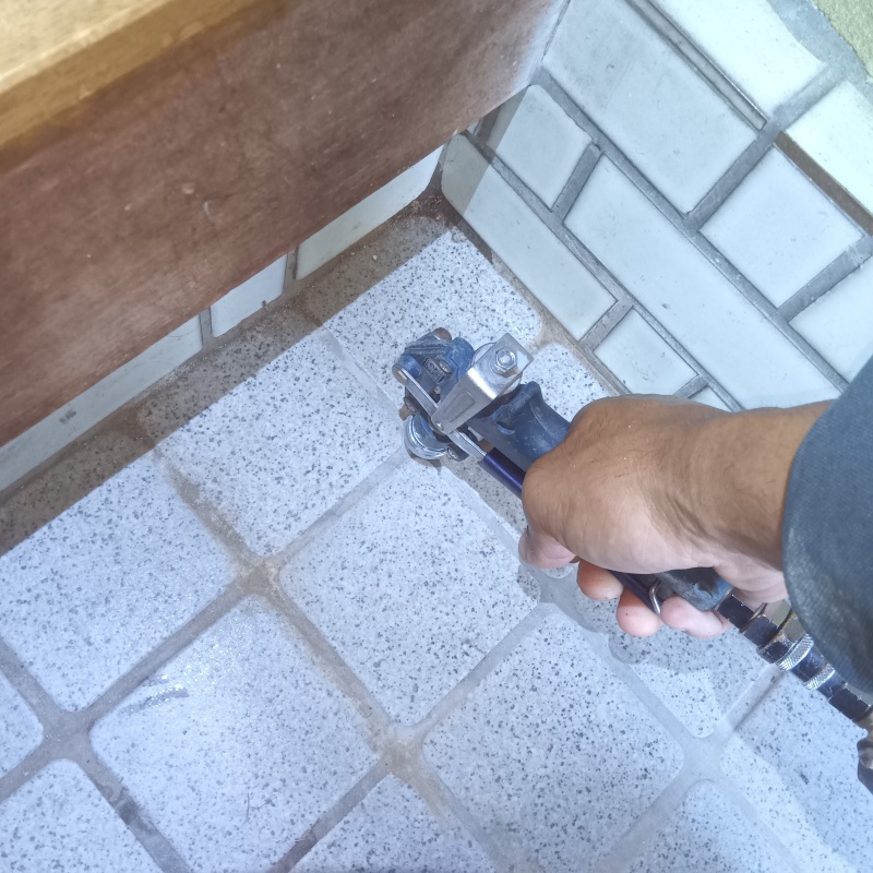 玄関床に穴を開けてシロアリ駆除剤を注入