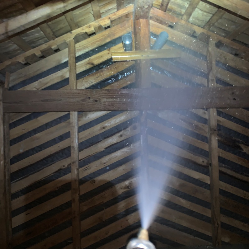 屋根裏の木材にシロアリ駆除剤を散布