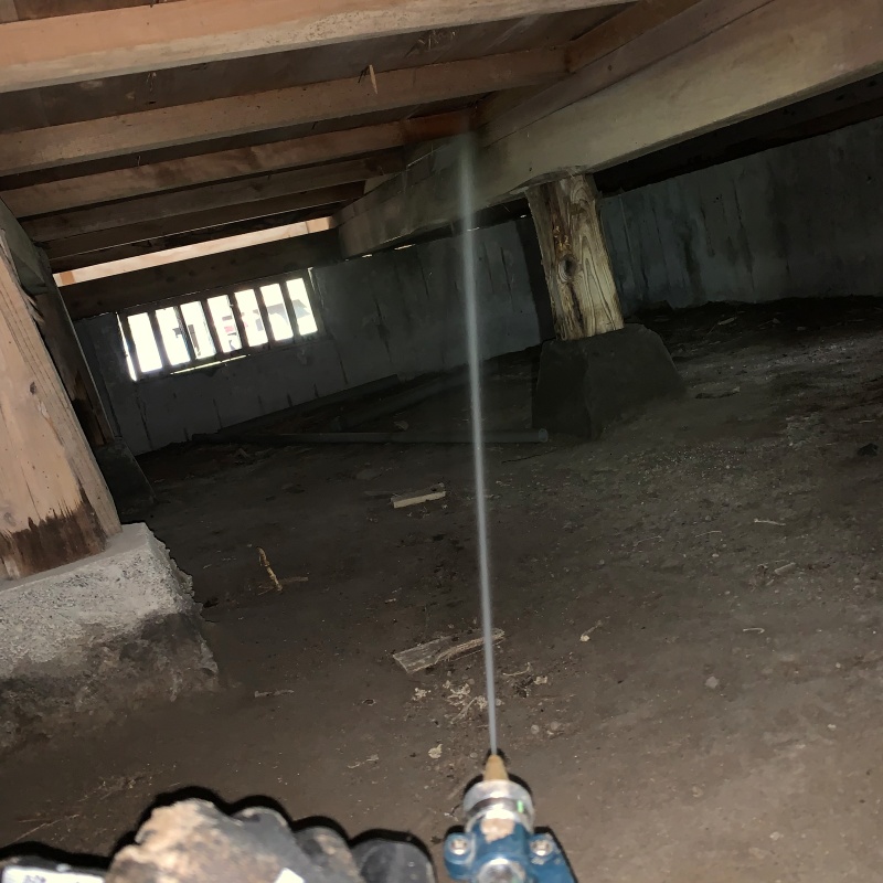 床下木材にシロアリ駆除剤を散布