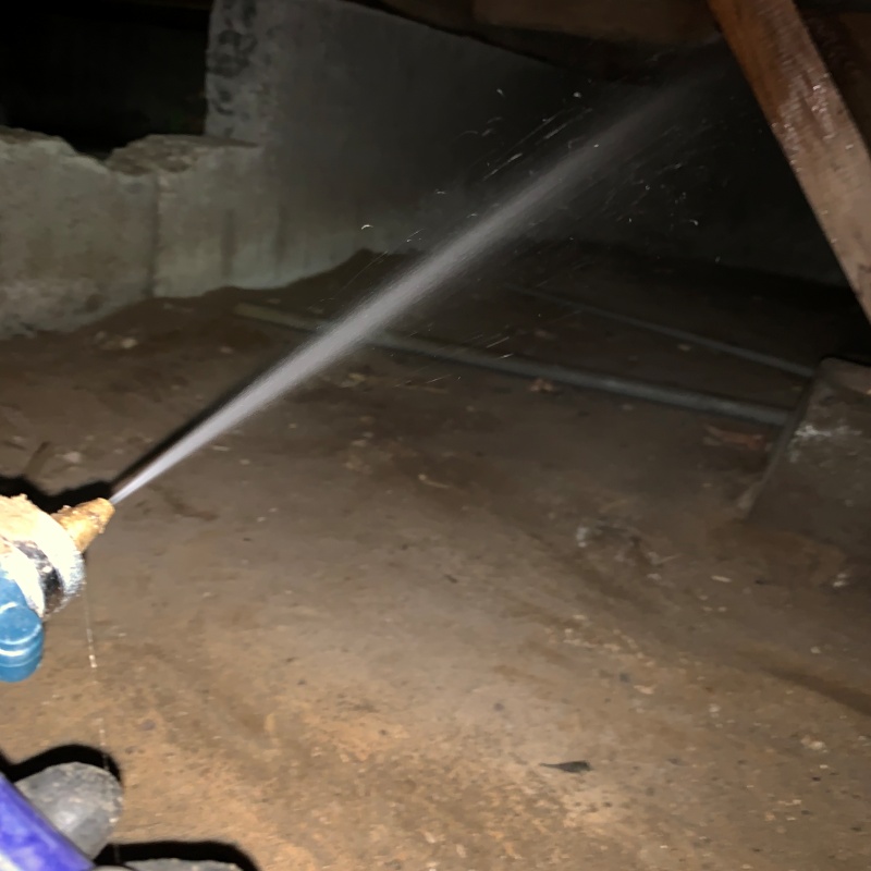 基礎にシロアリ駆除剤を散布