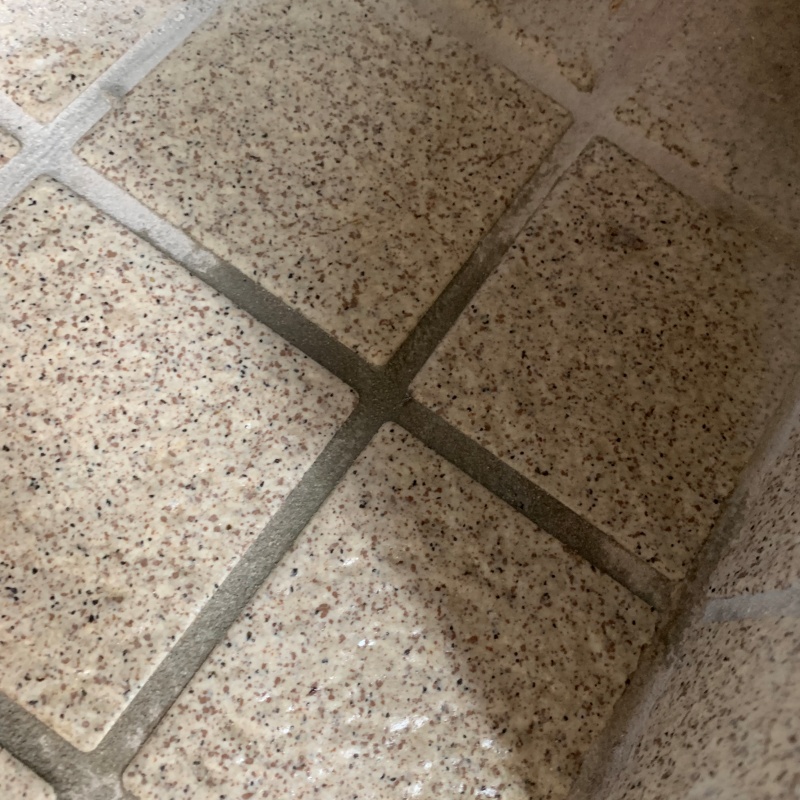 開けた穴を自然な形で補修