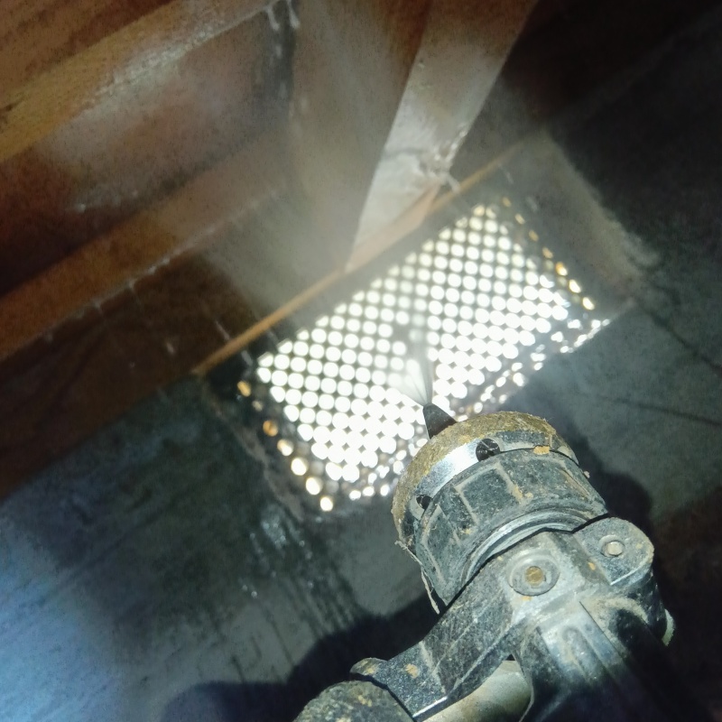 床下木材にシロアリ駆除剤を散布