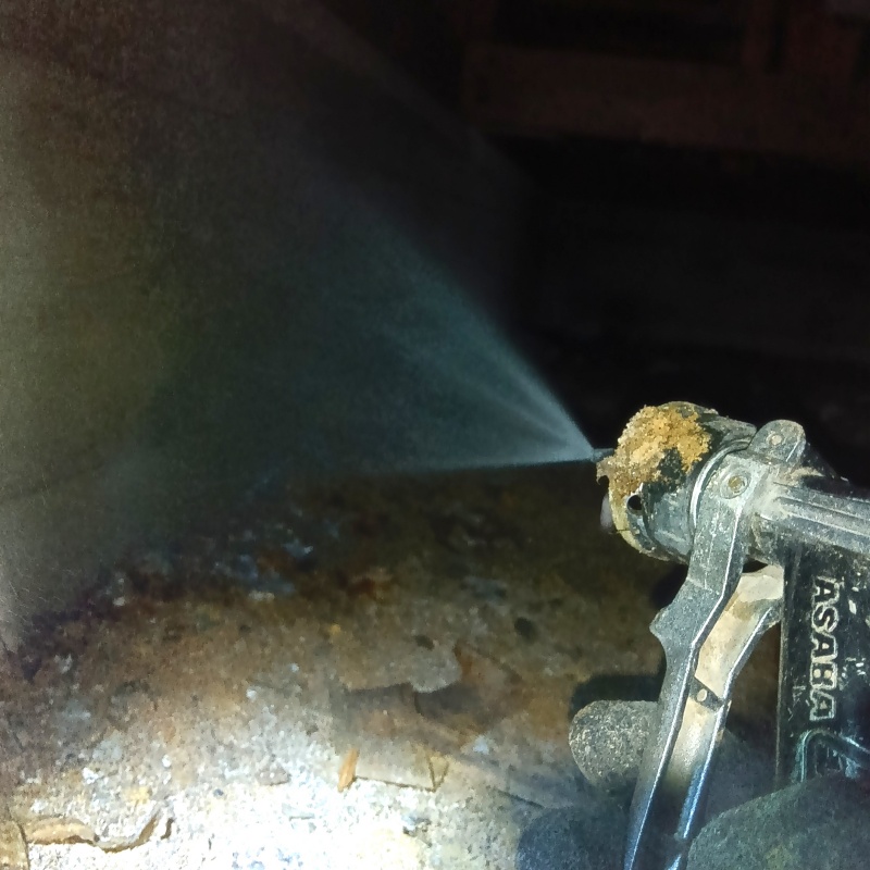 基礎にシロアリ駆除剤を散布