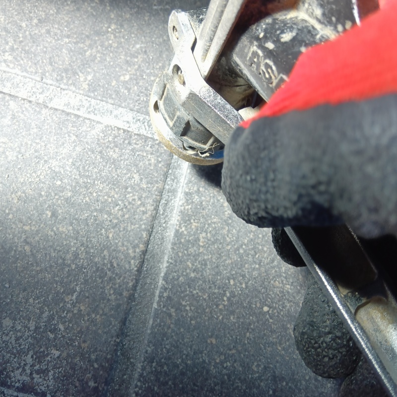 玄関床に穴を開けてシロアリ駆除剤を注入