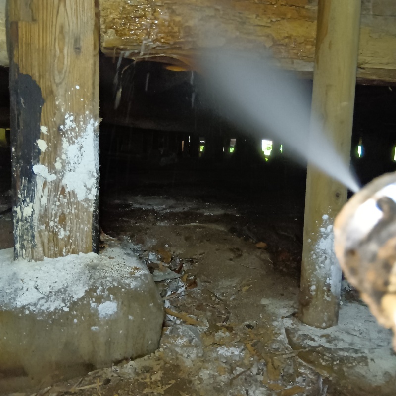 床下木材にシロアリ駆除剤を散布