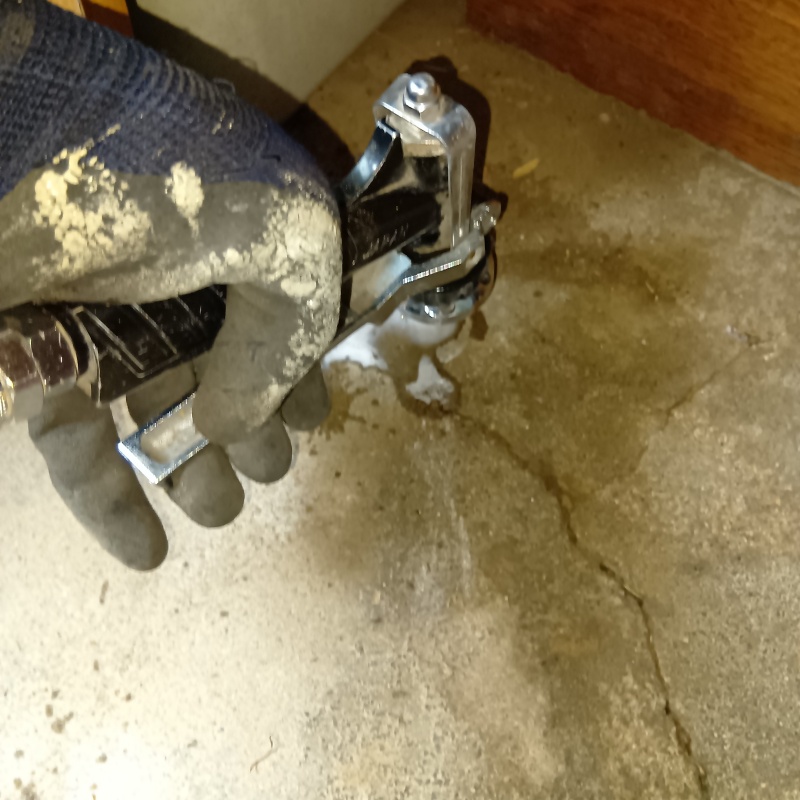 コンクリートに穴を開けてシロアリ駆除剤を注入