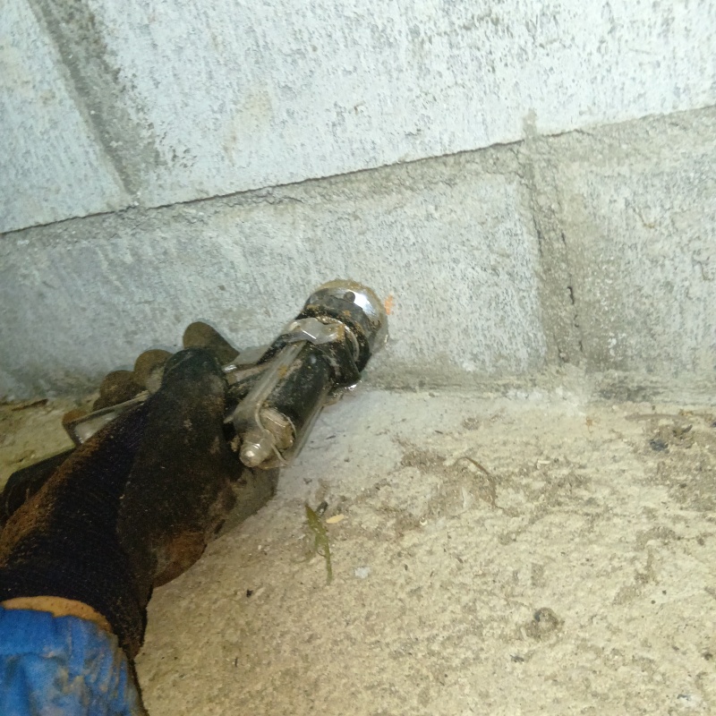 コンクリート内部にシロアリ駆除剤を注入