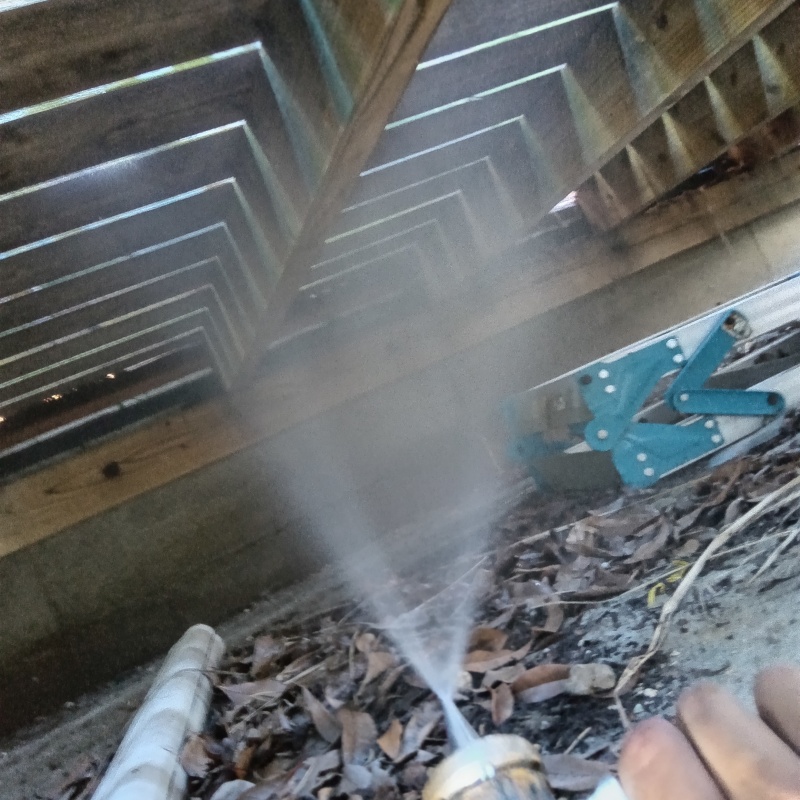 床下木材にシロアリ駆除剤を散布