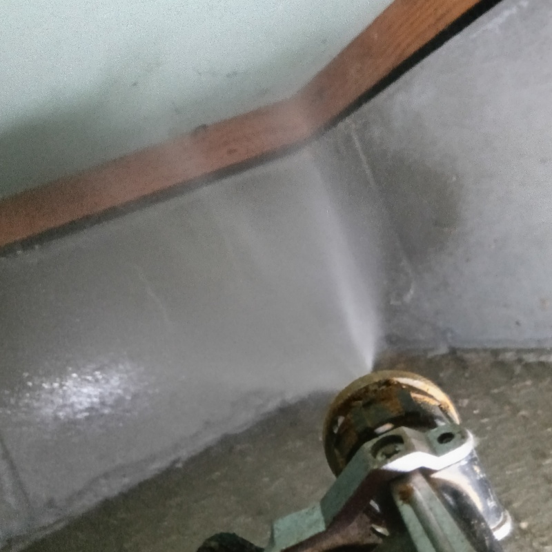 基礎にシロアリ駆除剤を散布