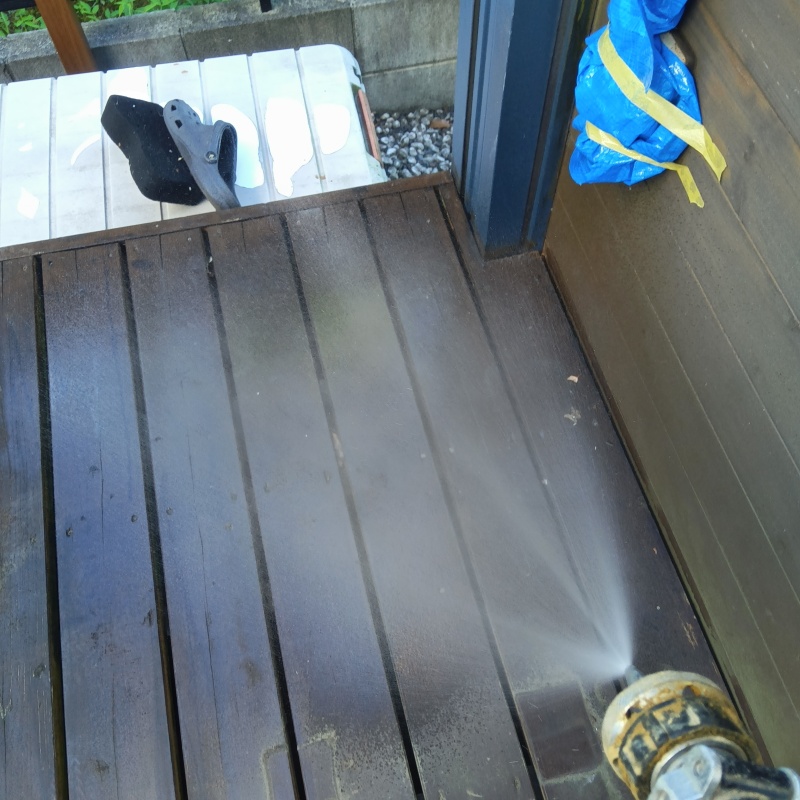 ウッドデッキにシロアリ駆除剤を散布