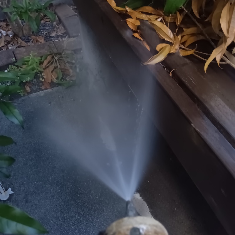 建物外周の土壌にシロアリ駆除剤を散布