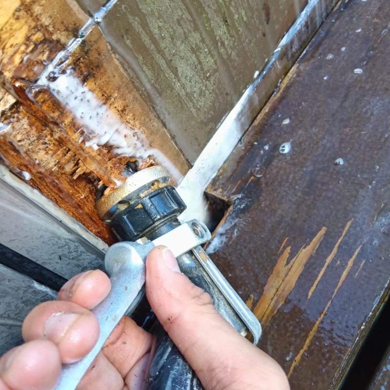 傷んだ木材に穴を開けてシロアリ駆除剤を注入