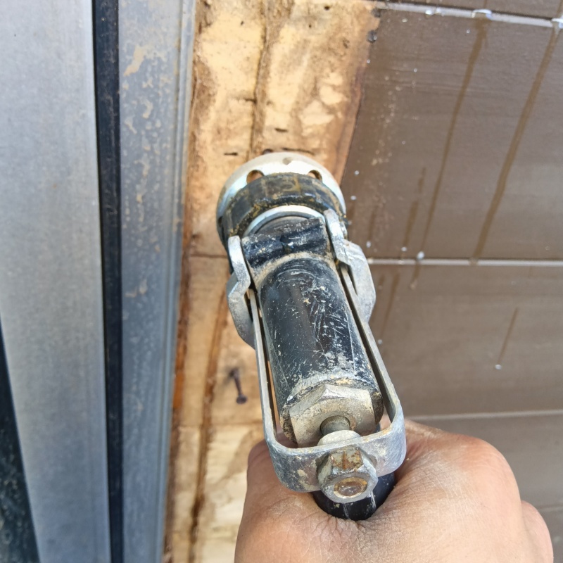 木部に穴を開けてシロアリ駆除剤を注入