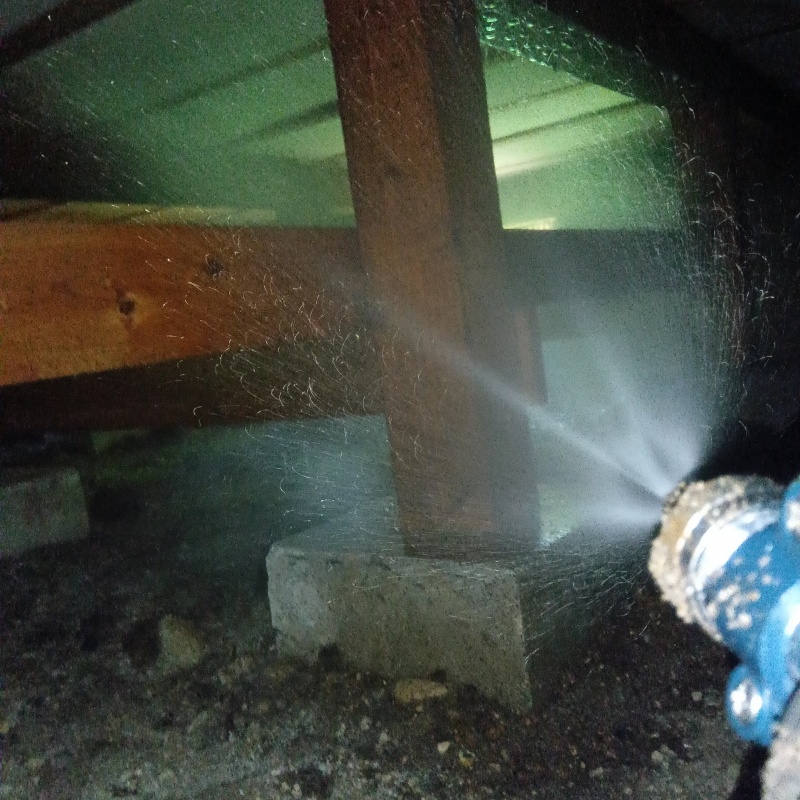 床下木材にシロアリ駆除剤を散布