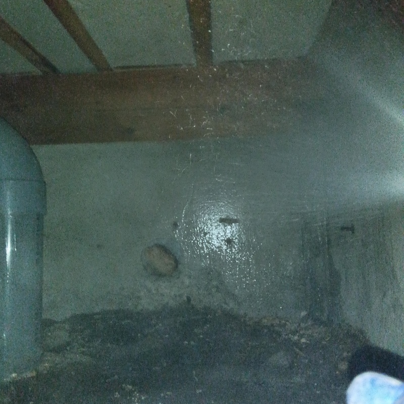 基礎にシロアリ駆除剤を散布