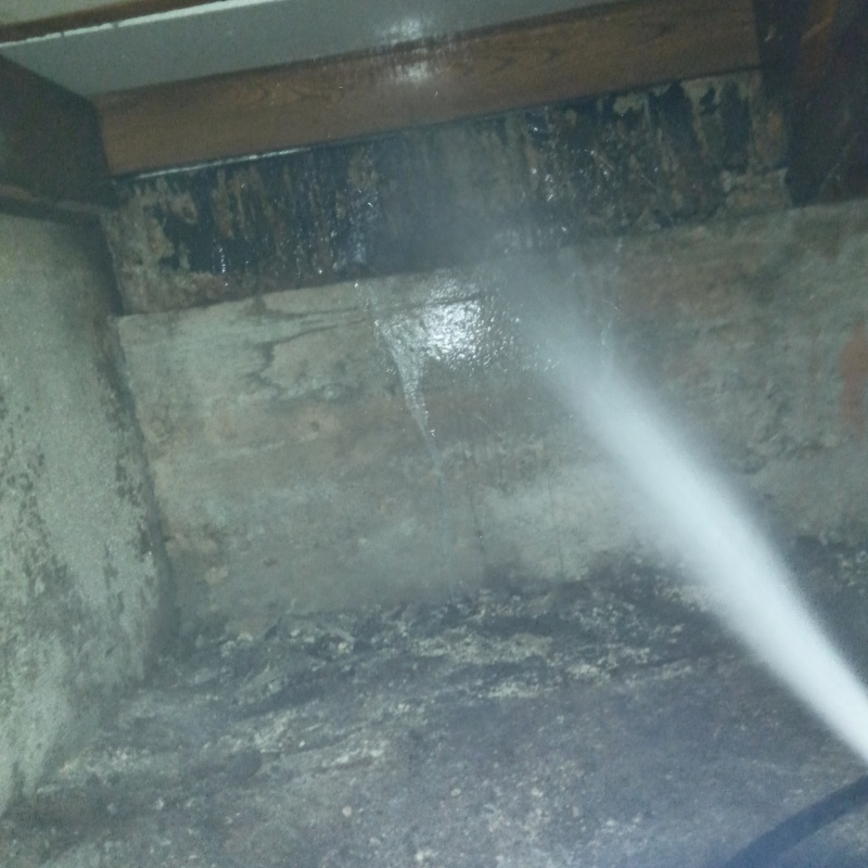 基礎にシロアリ駆除剤を吹き付ける様子