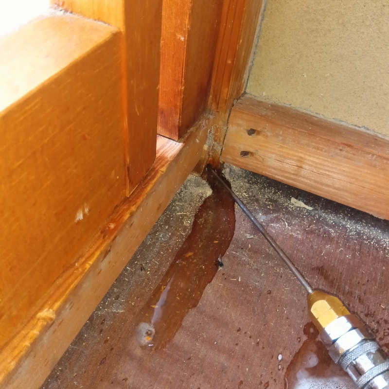 木部に穴を開けてシロアリ駆除剤を注入