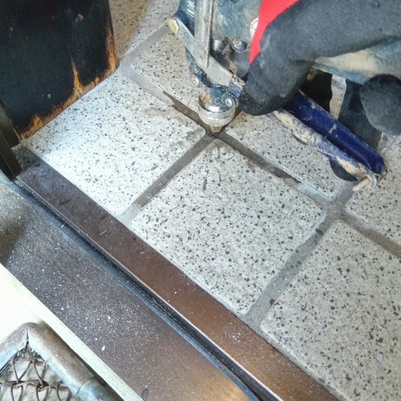 玄関床の目地からシロアリ駆除剤を注入