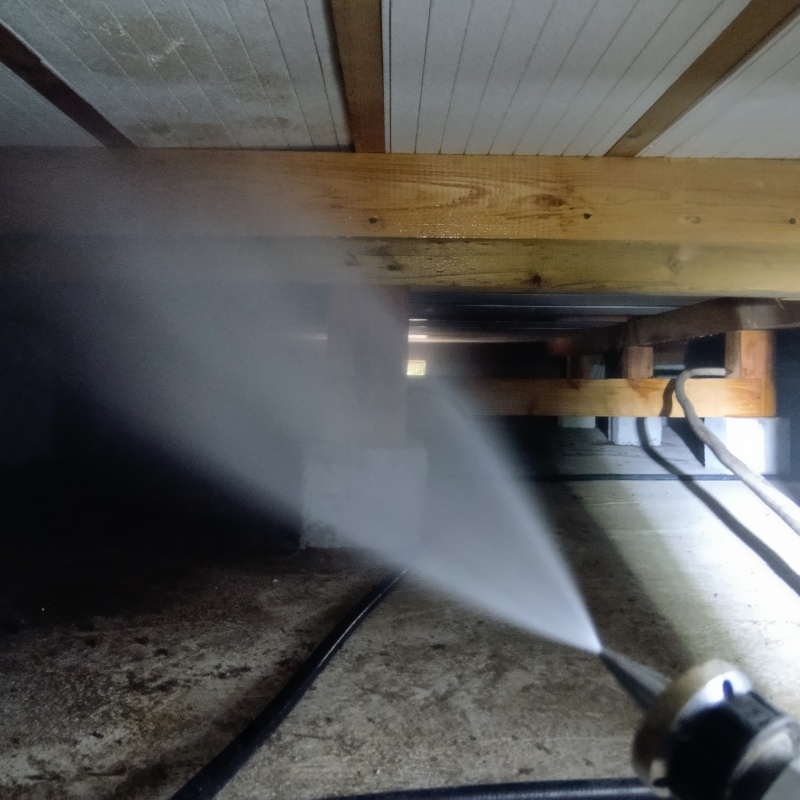 床下木材・断熱材にシロアリ駆除剤を散布