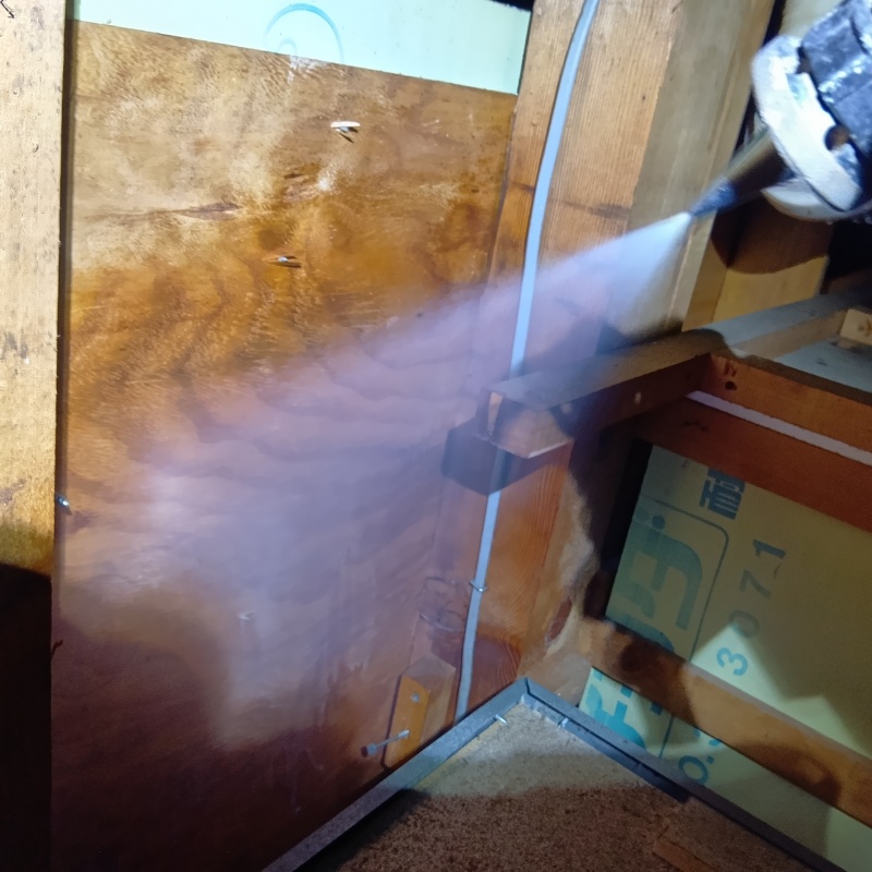 屋根裏の木材にシロアリ駆除剤を散布