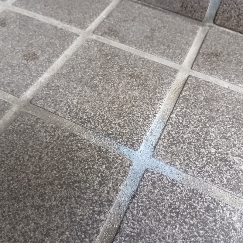 開けた穴をきれいに補修