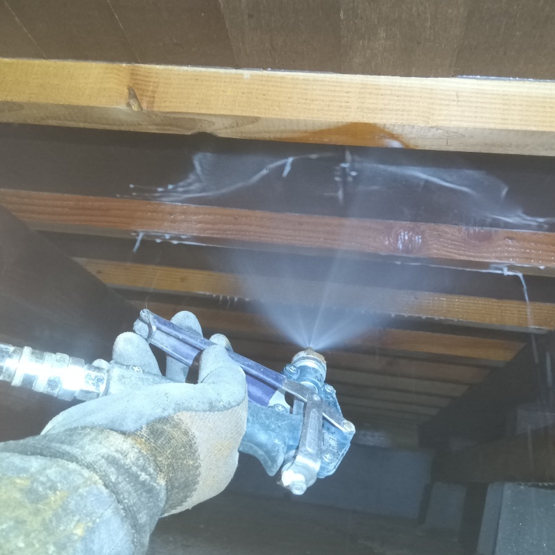 床下木材にシロアリ駆除剤を散布